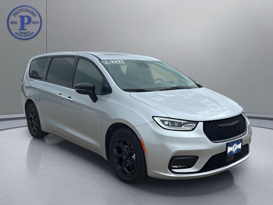 2023 Chrysler Pacifica Hybrid Limited in Silver Mist Clearcoat — front three-quarter view
